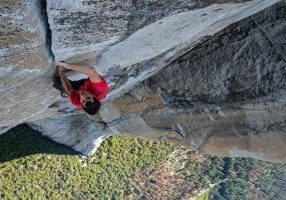 Alex Honnold climbing 914-metre-high 'El Capitan' with no safety equipment. Photo: National Geographic